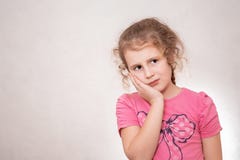Junges M?dchen hat Zahnschmerzen Wohl geformte Mannhand mit Verletzung lokalisiert ?ber Wei? Junges emotionales jugendlich Mensch lizenzfreie stockbilder Junges M?dchen hat Zahnschmerzen Wohl geformte Mannhand mit Verletzung lokalisiert ?ber Wei? Junges emotionales jugendlich Mensch lizenzfreie stockbilder