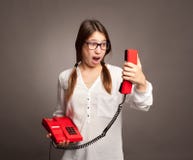 Junges Mädchen, das ein Telefon hält stockfotografie Junges Mädchen, das ein Telefon hält stockfotografie