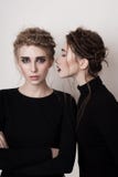 Junges Mädchen, das Geheimnis flüstert stockfotos Junges Mädchen, das Geheimnis flüstert stockfotos
