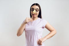 Junges Mädchen, das mit gefälschter Nase aufwirft stockfotografie Junges Mädchen, das mit gefälschter Nase aufwirft stockfotografie