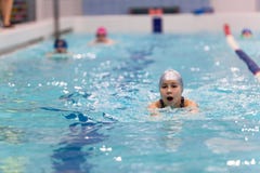 Junges Mädchen des Schwimmers, das den Schmetterlingsanschlag im Swimmingpool, Kopienraum durchführend atmet lizenzfreies stockfoto Junges Mädchen des Schwimmers, das den Schmetterlingsanschlag im Swimmingpool, Kopienraum durchführend atmet lizenzfreies stockfoto