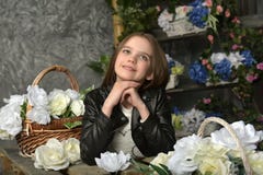 Junges Mädchen in einer schwarzen Lederjacke mit Blumen lizenzfreie stockfotos Junges Mädchen in einer schwarzen Lederjacke mit Blumen lizenzfreie stockfotos
