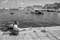 Junges Mädchen entspannt sich im Hafen von Santa Margherita Ligure, Genoa Genova-Provinz, Ligurier Riviera, Italien stockbilder Junges Mädchen entspannt sich im Hafen von Santa Margherita Ligure, Genoa Genova-Provinz, Ligurier Riviera, Italien stockbilder