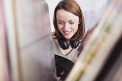 Junges Mädchen hören Musik mit Kopfhörern Lizenzfreie Stockfotografie Junges Mädchen hören Musik mit Kopfhörern Lizenzfreie Stockfotografie