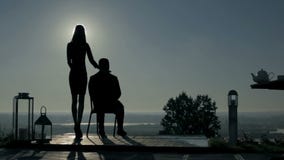 Junges Mädchen kommt zum Kerl morgens auf stock footage Junges Mädchen kommt zum Kerl morgens auf stock footage