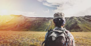Junges Mädchen mit dem Rucksack, der in den Bergen im Sommer wandert lizenzfreie stockfotos Junges Mädchen mit dem Rucksack, der in den Bergen im Sommer wandert lizenzfreie stockfotos