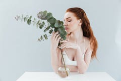 Junges Rothaarigemädchen, das Eukalyptus hält stockfoto Junges Rothaarigemädchen, das Eukalyptus hält stockfoto