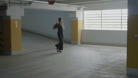 Junges schönes lustiges in einen Untertageparkplatz froh tanzen der Geschäftsfrau und springen, um ihr Glück auszudrücken - stock video Junges schönes lustiges in einen Untertageparkplatz froh tanzen der Geschäftsfrau und springen, um ihr Glück auszudrücken - stock video