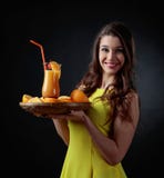 Junges schönes Mädchen in einem gelben Kleid mit Cocktail Tequila Sun stockfoto Junges schönes Mädchen in einem gelben Kleid mit Cocktail Tequila Sun stockfoto