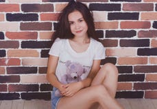 Junges schönes Mädchen mit Teddybären stockfoto Junges schönes Mädchen mit Teddybären stockfoto