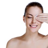 Junges schönes Mädchen säubert das Augenmake-up lizenzfreie stockfotos Junges schönes Mädchen säubert das Augenmake-up lizenzfreie stockfotos