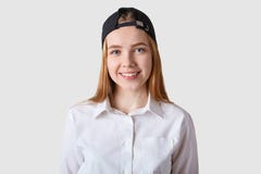 Junges schönes Schulmädchen, das in der weißen Bluse aufwirft Achtzehn Jahre alte Jugendliche, die Kamera über hellem Studiohinte stockfoto Junges schönes Schulmädchen, das in der weißen Bluse aufwirft Achtzehn Jahre alte Jugendliche, die Kamera über hellem Studiohinte stockfoto