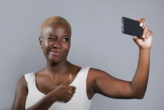 Junges schönes und glückliches schwarzes afroes-amerikanisch Frauenlächeln aufgeregt, selfie Bildporträt mit Handy nehmend oder N stockfotos Junges schönes und glückliches schwarzes afroes-amerikanisch Frauenlächeln aufgeregt, selfie Bildporträt mit Handy nehmend oder N stockfotos