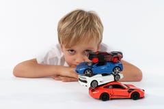 Junges Vorschulkinderscheinbares gebohrtes Spielen mit den Spielwaren stockfoto Junges Vorschulkinderscheinbares gebohrtes Spielen mit den Spielwaren stockfoto