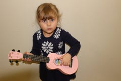 Junges Vorschulmädchen mit einer Ukulele stockfotos Junges Vorschulmädchen mit einer Ukulele stockfotos