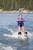 Junges Waterskier auf einem schönen szenischen See lizenzfreie stockfotos Junges Waterskier auf einem schönen szenischen See lizenzfreie stockfotos