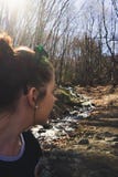 Junges weißes Mädchen, das im Wald und in einem Stromfließen wandert lizenzfreie stockfotos Junges weißes Mädchen, das im Wald und in einem Stromfließen wandert lizenzfreie stockfotos