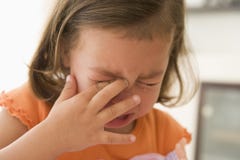 Junges zuhause schreiendes Mädchen stockbild Junges zuhause schreiendes Mädchen stockbild