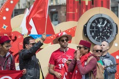 Juni 14, 2018 Ryssland Moskva, FIFA, fotbollsfan har m?tt p? den r?da fyrkanten, royaltyfri bild Juni 14, 2018 Ryssland Moskva, FIFA, fotbollsfan har m?tt p? den r?da fyrkanten, royaltyfri bild