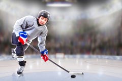 Junior Hockey Player Puck Handling in Arena stock foto Junior Hockey Player Puck Handling in Arena stock foto