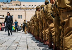 Junior Israeli Defence Force soldiers in uniform pay homage at Jerusalem`s Wailing Wall in the Old City. An ultra-orthodox jewish stock images Junior Israeli Defence Force soldiers in uniform pay homage at Jerusalem`s Wailing Wall in the Old City. An ultra-orthodox jewish stock images