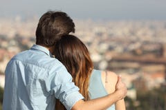 Junte la datación en amor y el abrazo mirando la ciudad imagen de archivo Junte la datación en amor y el abrazo mirando la ciudad imagen de archivo
