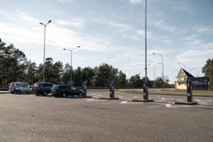 JURMALA, LETLAND - APRIL 2, 2019: De mensen betalen 2 EUR om de stad in te gaan stock foto JURMALA, LETLAND - APRIL 2, 2019: De mensen betalen 2 EUR om de stad in te gaan stock foto