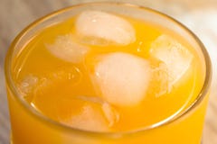 Jus d'orange met ijs stock foto's Jus d'orange met ijs stock foto's