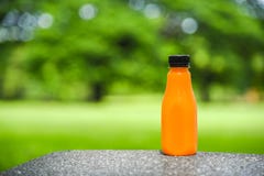 Jus d'orange in plastic fles op groene natuurlijke achtergrond Royalty-vrije Stock Foto's Jus d'orange in plastic fles op groene natuurlijke achtergrond Royalty-vrije Stock Foto's
