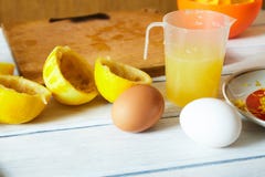 Jus de expulsion d'un citron photographie stock Jus de expulsion d'un citron photographie stock