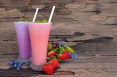 Jus de fruit coloré de smoothies de fraise et de myrtille, boisson saine le goût délicieux en nourriture en verre de boissons pou photo libre de droits Jus de fruit coloré de smoothies de fraise et de myrtille, boisson saine le goût délicieux en nourriture en verre de boissons pou photo libre de droits