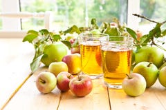 Jus de pomme et pommes fraîches image libre de droits Jus de pomme et pommes fraîches image libre de droits