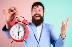 Juste à temps Réveil gai heureux barbu de prise d'homme d'affaires d'homme Concept opportun Le jour ouvrable heureux de hippie es photos libres de droits Juste à temps Réveil gai heureux barbu de prise d'homme d'affaires d'homme Concept opportun Le jour ouvrable heureux de hippie es photos libres de droits