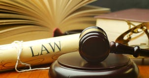 Justice dans le tribunal d'essai pour chercher le système de loi juridique de verdict de vérité devant le tribunal Justice dans le tribunal d'essai pour chercher le système de loi juridique de verdict de vérité devant le tribunal