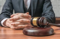 Justice et concept de loi L'avocat a étreint les mains et le marteau dans l'avant photos stock Justice et concept de loi L'avocat a étreint les mains et le marteau dans l'avant photos stock