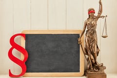 Justitia рядом с предпосылкой классн классного как концепция закона стоковая фотография Justitia рядом с предпосылкой классн классного как концепция закона стоковая фотография