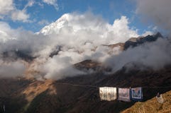 Juxtaposition peu commune - séchage de la blanchisserie et des crêtes de l'Himalaya avec photographie stock libre de droits Juxtaposition peu commune - séchage de la blanchisserie et des crêtes de l'Himalaya avec photographie stock libre de droits