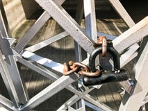Järnportar, staket för metallstång som frysas på en stark gammal rostig kedja av sammanlänkningar på ett stort lås för spannmålsm arkivfoto Järnportar, staket för metallstång som frysas på en stark gammal rostig kedja av sammanlänkningar på ett stort lås för spannmålsm arkivfoto