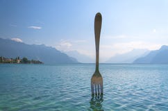 Jättestålgaffel i vatten av sjön Leman, Vaud kanton, Switzerlan arkivbilder Jättestålgaffel i vatten av sjön Leman, Vaud kanton, Switzerlan arkivbilder