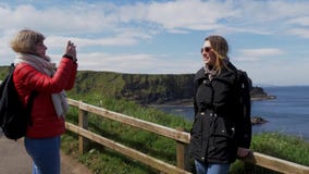 Jättevägbank - en populär gränsmärke i nordligt - Irland stock video Jättevägbank - en populär gränsmärke i nordligt - Irland stock video