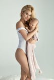 Jóvenes, mamá rubia hermosa con un bebé recién nacido fotografía de archivo libre de regalías Jóvenes, mamá rubia hermosa con un bebé recién nacido fotografía de archivo libre de regalías