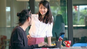 Jüngeres asiatisches freiberuflich tätiges Arbeiten im Innenministerium stock footage Jüngeres asiatisches freiberuflich tätiges Arbeiten im Innenministerium stock footage