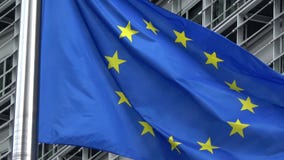 4K Bandeira da União Europeia que acena na frente da construção de Berlaymont, Bruxelas filme 4K Bandeira da União Europeia que acena na frente da construção de Berlaymont, Bruxelas filme