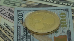 4K Bitcoin i Ethereum Fizyczny metal waluta na białym tle BTC Dan zbiory wideo 4K Bitcoin i Ethereum Fizyczny metal waluta na białym tle BTC Dan zbiory wideo
