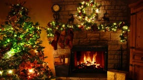 4k espetacular disparou de laço ardente da chaminé da chama da lenha na sala bonita confortável de Noel da decoração do ano novo video estoque 4k espetacular disparou de laço ardente da chaminé da chama da lenha na sala bonita confortável de Noel da decoração do ano novo video estoque