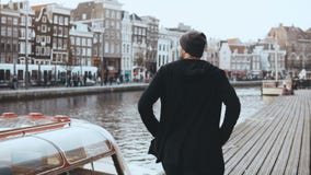 4K a excité le voyageur masculin occasionnel sur le nouveau voyage Regard autour Mode de vie d'envie de voyager Émotions et senti clips vidéos 4K a excité le voyageur masculin occasionnel sur le nouveau voyage Regard autour Mode de vie d'envie de voyager Émotions et senti clips vidéos