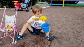 4k lengte van weinig gravend zand van de peuterjongen met lepel en het gieten van het in plastic stuk speelgoed emmer stock footage 4k lengte van weinig gravend zand van de peuterjongen met lepel en het gieten van het in plastic stuk speelgoed emmer stock footage