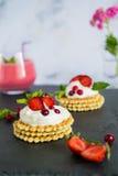 K?stliche belgische Waffeln mit wipped Creme und Erdbeeren lizenzfreie stockbilder K?stliche belgische Waffeln mit wipped Creme und Erdbeeren lizenzfreie stockbilder