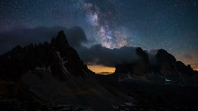 4K tijdtijdspanne van melkachtige manier met Tre Cime in het Dolomiet, Italië stock footage 4K tijdtijdspanne van melkachtige manier met Tre Cime in het Dolomiet, Italië stock footage