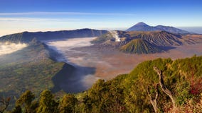 4K Timelapse do vulcão no nascer do sol, parque nacional de Bromo de Tengger Semeru, East Java, Indonésia video estoque 4K Timelapse do vulcão no nascer do sol, parque nacional de Bromo de Tengger Semeru, East Java, Indonésia video estoque